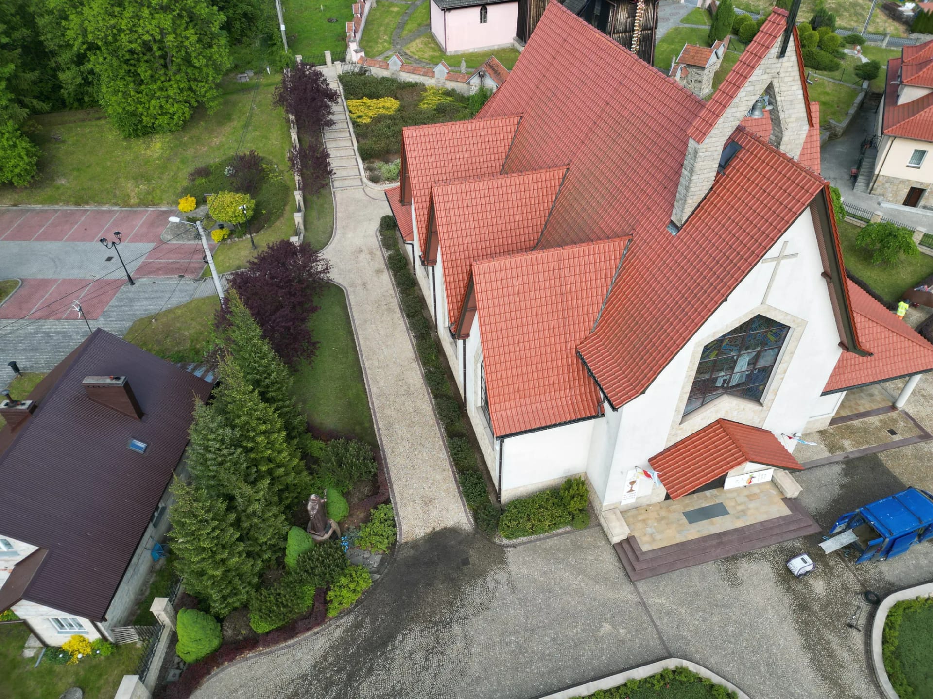 Kościół pw. bł. Jana Pawła II w Rajbrocie - kompleksowe mycie dachu, elewacji oraz kostki granitowej — zdjęcie 5